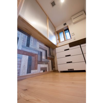 息子さんが自分の部屋に使いたかったクロスを反対され　その要望を無下にしたくなかった侘蔵。脱衣室の一部に。