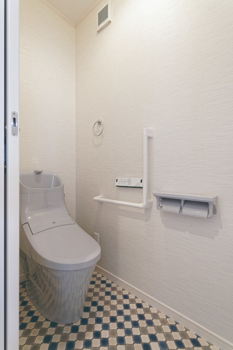 もちろん、トイレにも手すり。