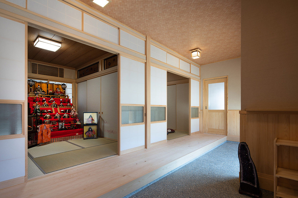 木の家に、おひなさま