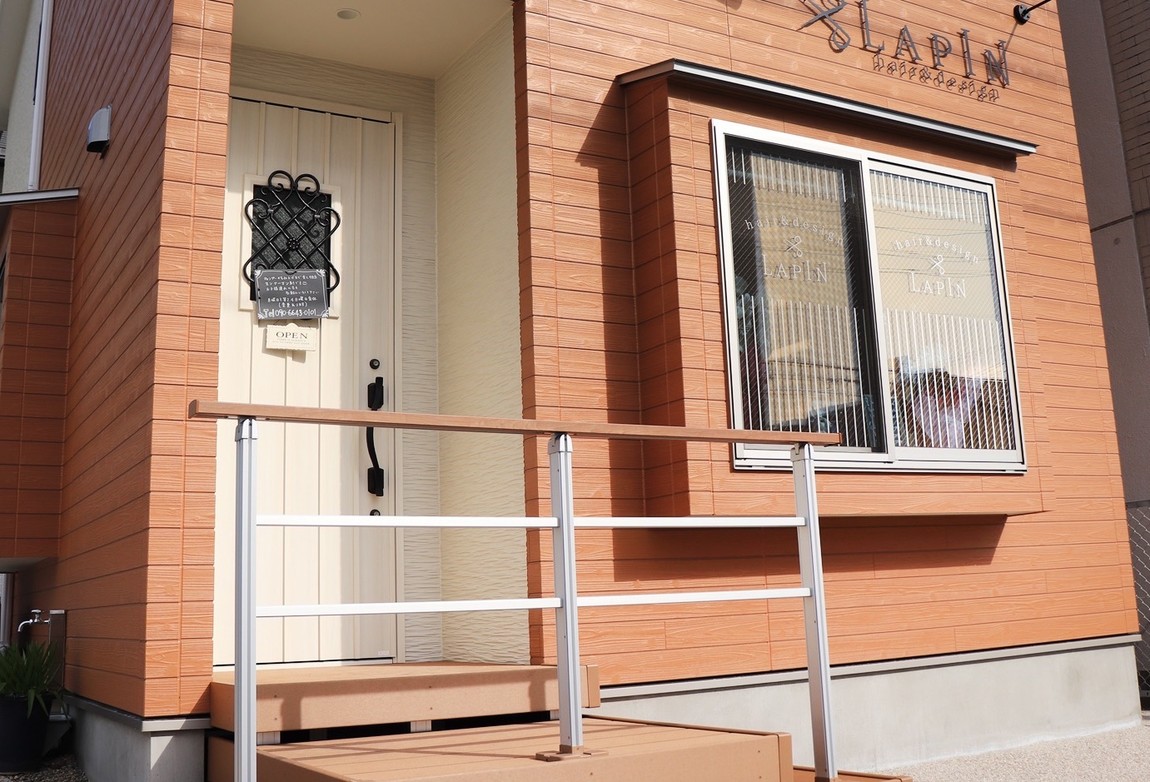 玄関やドアノブはアンティーク調で。