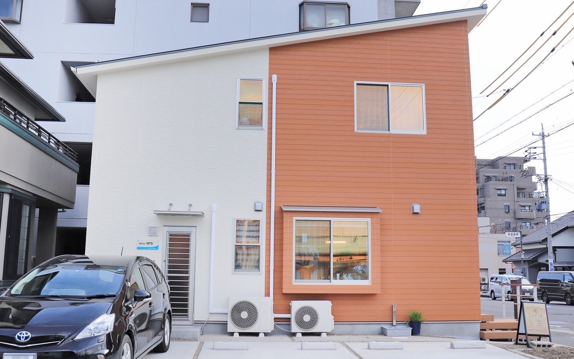 かわいいツートンカラー（駐車場側から）