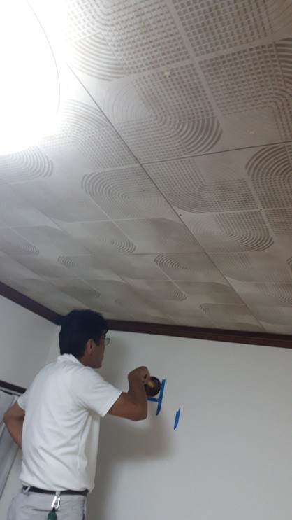 室内から換気扇の位置をマーキング。