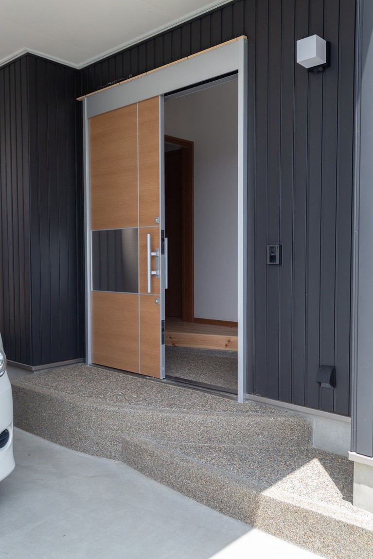 玄関は汚れがつきづらく、目立ちにくい石の洗い出しです。