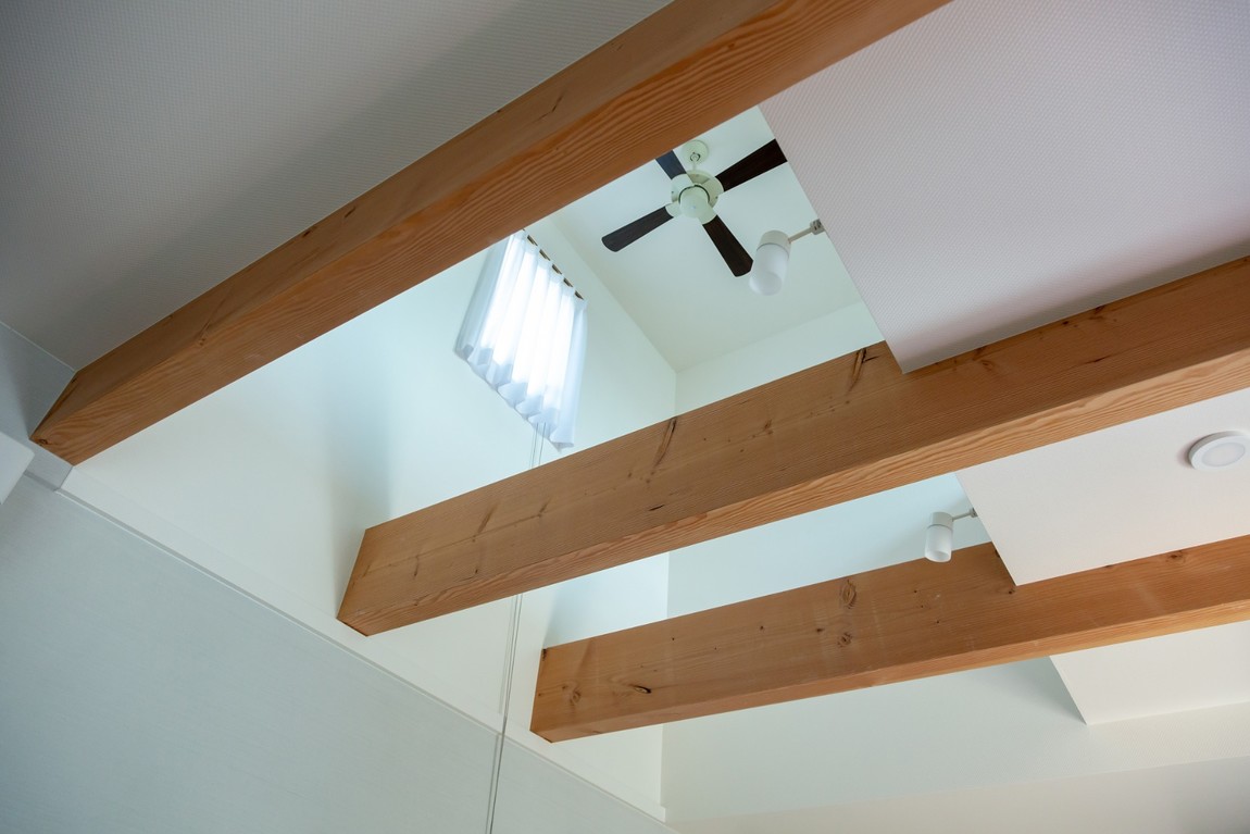 重厚感ある梁です。1階と2階の温度差が緩和される空間です。