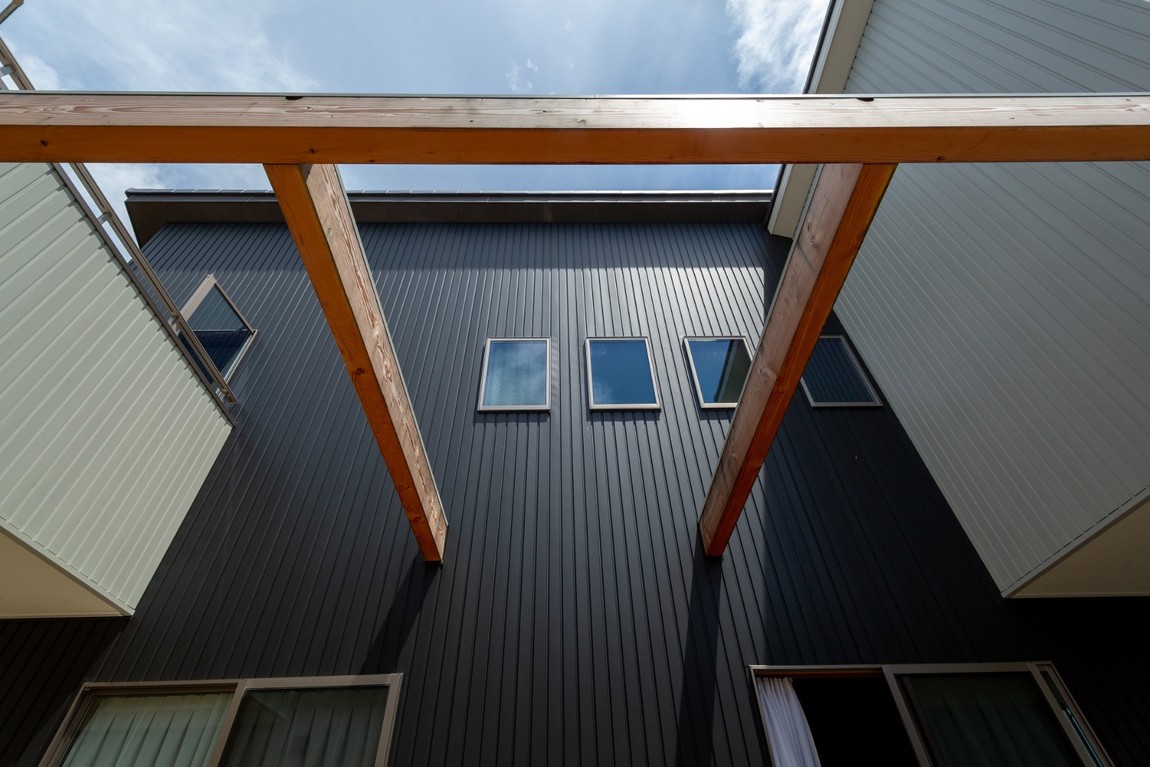 外観はガルバニウム。メンテナンス性がよく、長持ち！