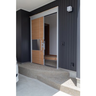 玄関は汚れがつきづらく、目立ちにくい石の洗い出しです。