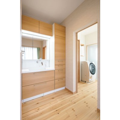 大きく広い洗面所。たっぷり収納で、散らかりません。