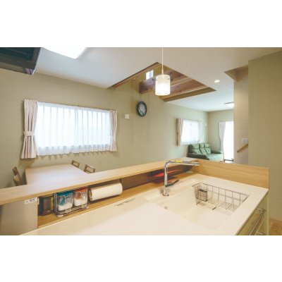 外側からは見えないキッチン収納。