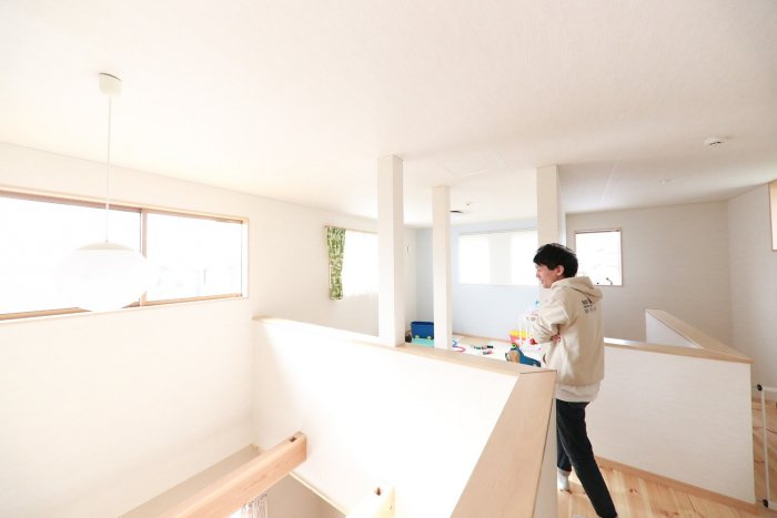 無垢材の床とシラス壁　のびのび子育てできる家
