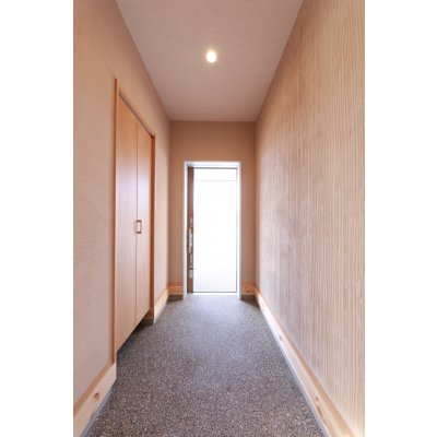 土間と土壁（シラス壁）の空気の澄んだ空間