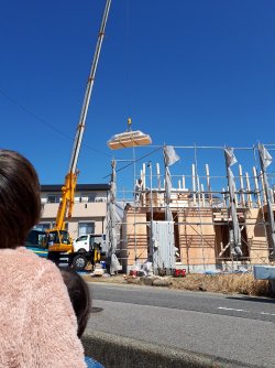 上棟のクレーン