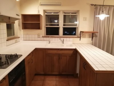 白とウッドを基調にした、すてきなキッチン