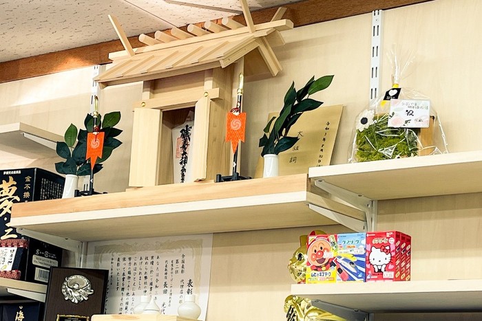 薬局の棚リフォーム。予算内でフィットする板を。