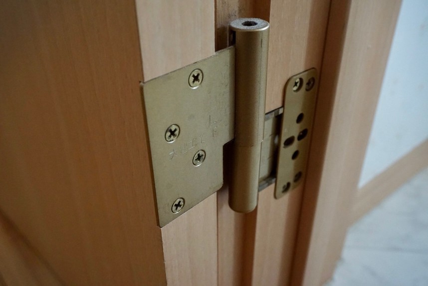 蝶番（ちょうつがい）のネジ