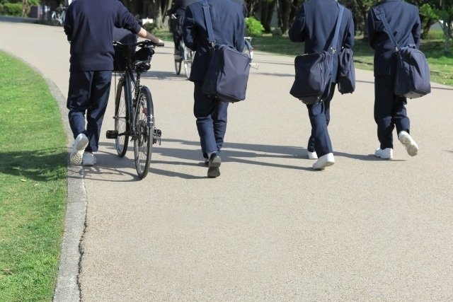 投稿中の男子学生４人