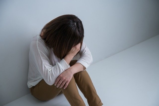 落ち込んで座り込む女性