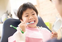 歯磨き指導を受ける男の子