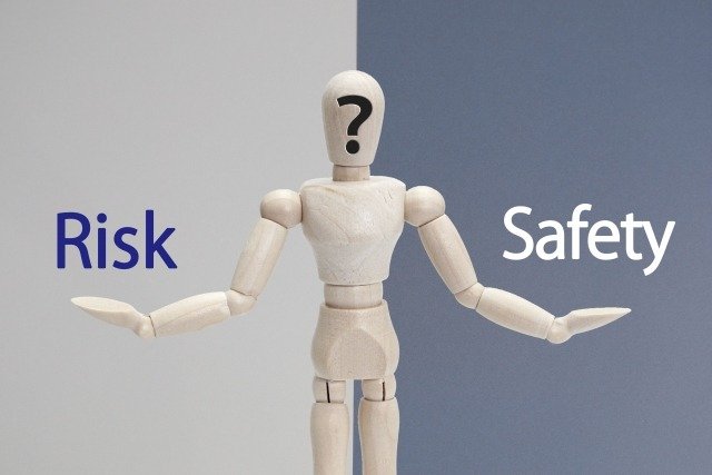 RiskとSafetyを両手にもった人形