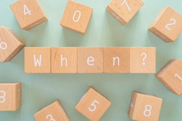 When?と書いてある木のブロック