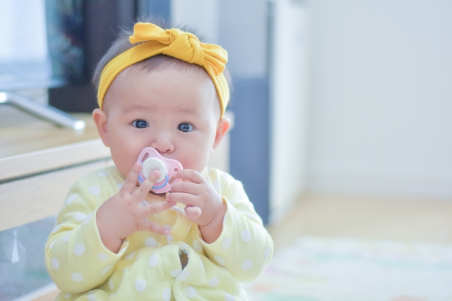 おしゃぶりを加えている赤ちゃん