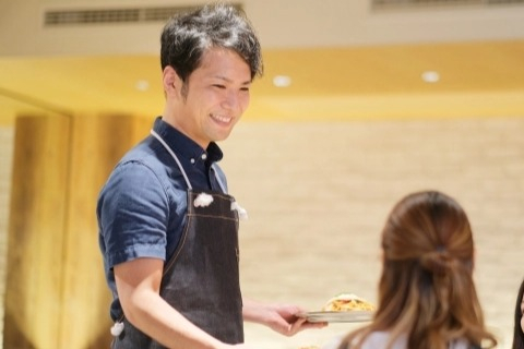 料理を運んできた男性店員